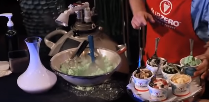 Мороженое на жидком азоте — вкусно и безопасно. 10 новых пищевых продуктов, которые стоит попробовать за компанию