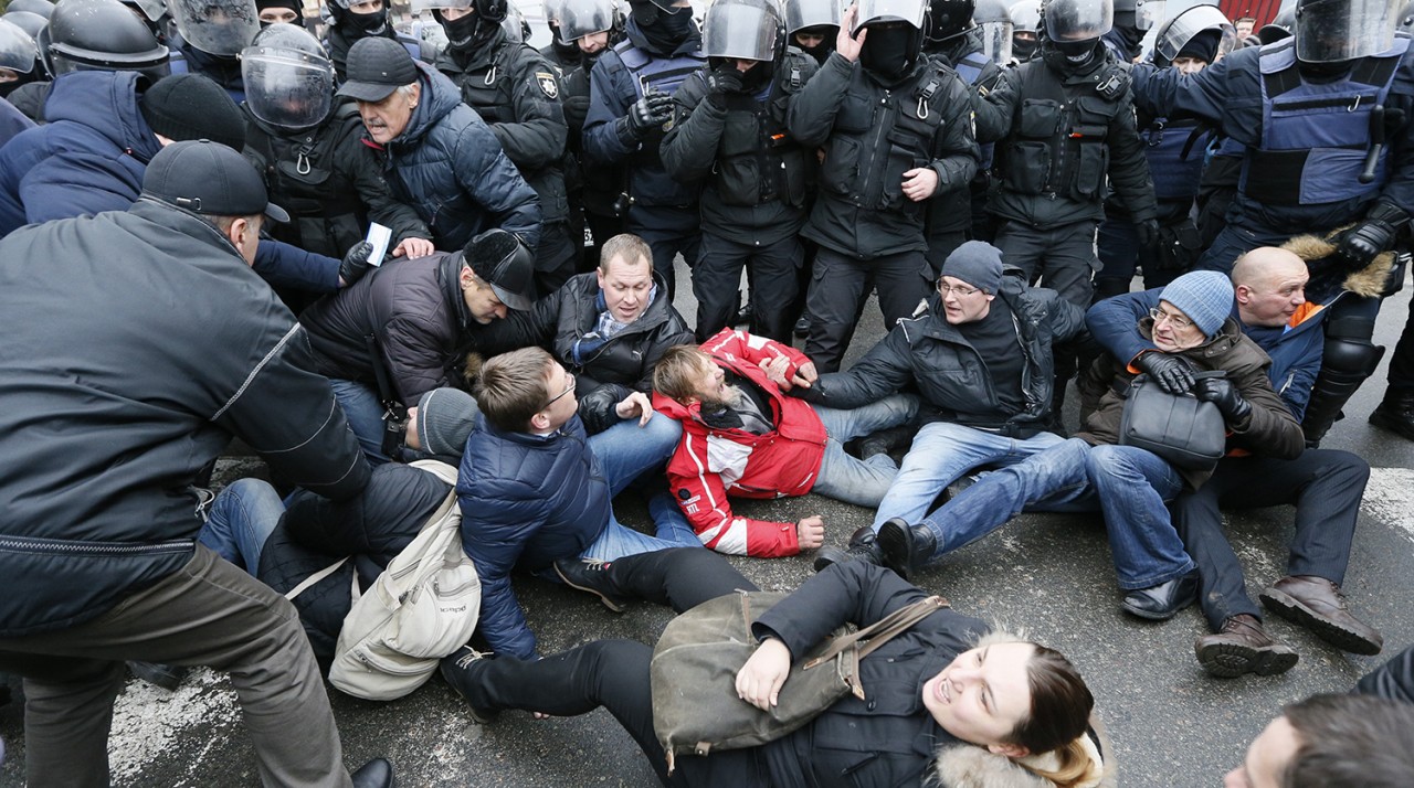 Арест Саакашвили: хроника событий, стихийный митинг, автомобиль с задержанным политиком заблокирован активистами Арест Саакашвили: хроника событий, стихийный митинг, автомобиль с задержанным политиком заблокирован активистами