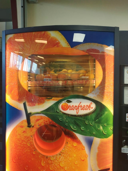 Автомат с натуральным соком. | Фото: Seldon.News.