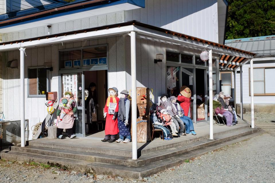 6 жутких фото японской деревни, где мертвецов заменяют куклами