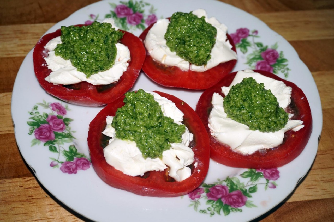 Закуска из помидор, маскарпоне и песто