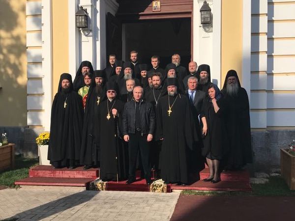 "Безопасность": В Коневецком монастыре рядом с Путиным снова нашлась женщина