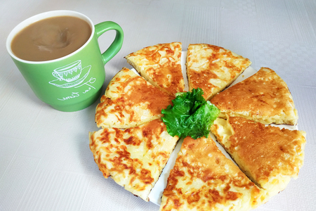 Фото к рецепту: Ленивый хачапури на сковороде за 10 минут. вкусная сырная лепешка на завтрак