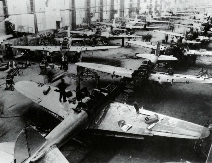 Оборудование для заводов тоже шло из-за моря. Оборудование для заводов тоже шло из-за моря.