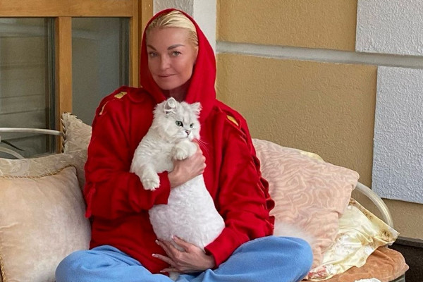 «Вы нищеброды»: Волочкова оскорбила полицию в Дивеево