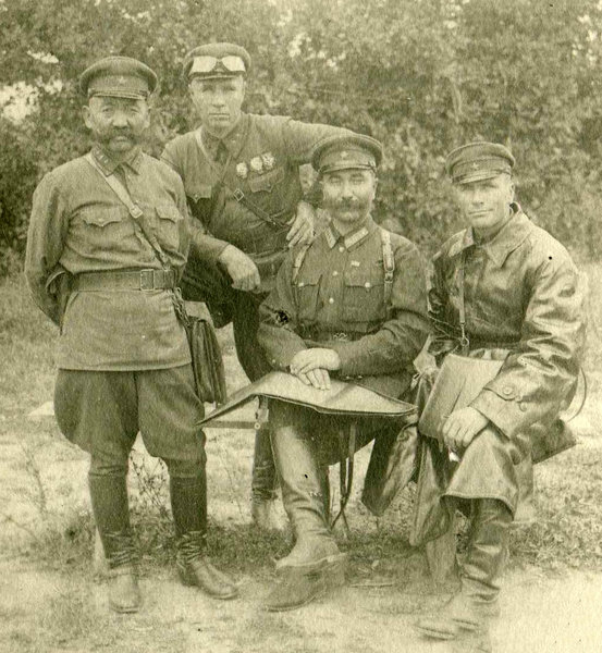 И. Апанасенко (второй слева)