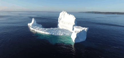 Огромный айсберг в Канаде привлек множество туристов