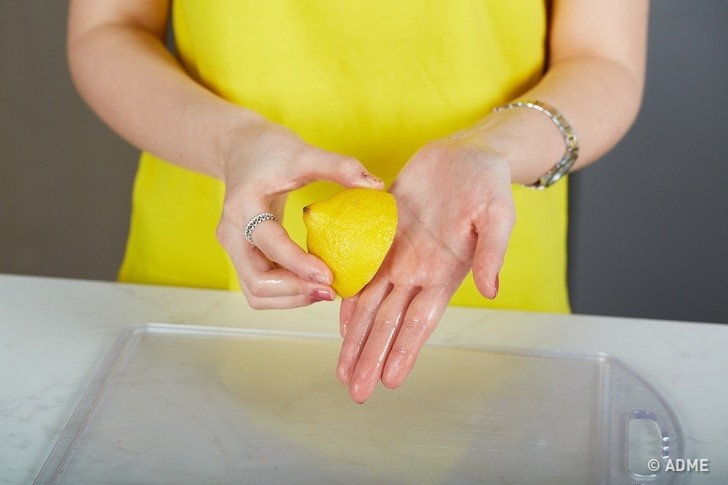 Чтобы руки и посуда не пахли рыбой, нужно сполоснуть их холодной водой, а затем протереть уксусом или лимоном