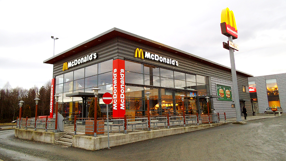 Двоих канадцев арестовали за поездку в McDonaldʼs на диване