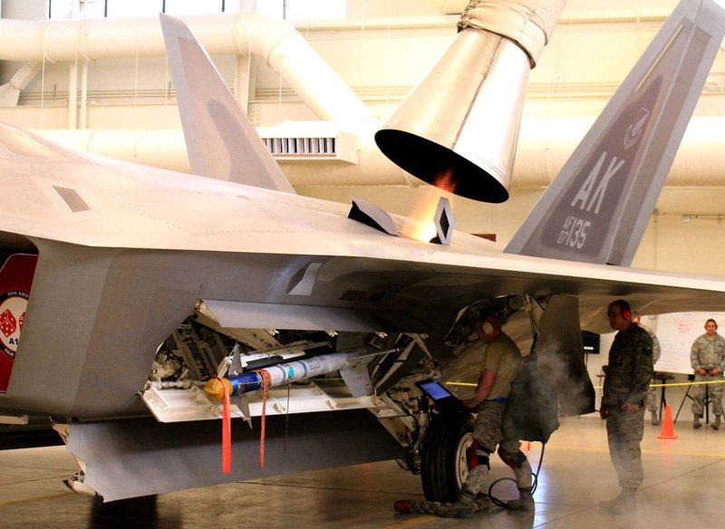 На заводе по сборке F-22