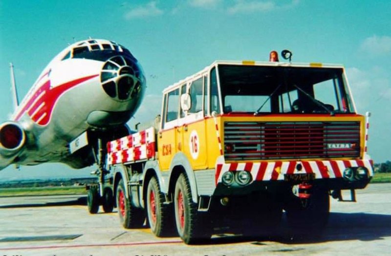 Вот он во всей красе и ближе. Трехосный аэродромный тягач на шасси Tatra 813, Чехословакия, Прага, Рузине. аэродром, аэропорт, спецтехника, техника