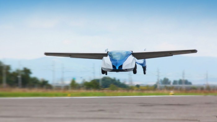 Aeromobil в полёте. Aeromobil в полёте.