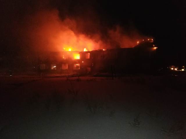 Видео: при пожаре в общежитии в Красноярском крае погибли два человека