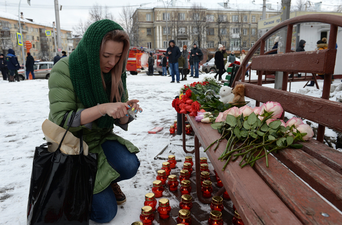 Горожане несут цветы к месте трагедии. Горожане несут цветы к месте трагедии.