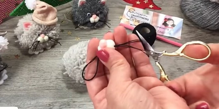 Очаровательные пушистые котята украсят вашу елочку. Просто и красиво Очаровательные пушистые котята украсят вашу елочку. Просто и красиво