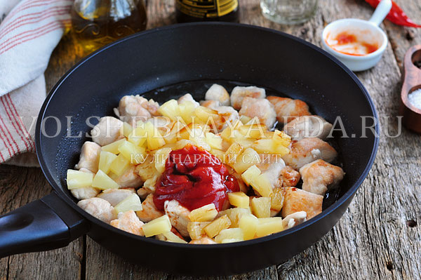 курица с ананасами китайская кухня. original. курица с ананасами китайская кухня фото. курица с ананасами китайская кухня-original. картинка курица с ананасами китайская кухня. картинка original. Китайская кухня – это симбиоз вековых традиций, символов гармонии и природной энергии. В древности статус поваров приравнивался к государственным чиновникам, а некоторые кулинарные мастера достигали невиданных политических высот, только благодаря своему таланту невероятно вкусно готовить. Самые известные блюда Поднебесной – утка по-пекински, жареный рис, столетнее яйцо, черепаховый суп и, конечно же, курица по китайски в кисло сладком соусе. Более 5 тысяч лет такая пища была доступна только императорам. Существовал даже государственный закон, определяющий, кто имел право пробовать определенные сорта мяса. В случае нарушения, виновник карался жестоко – смертная казнь.