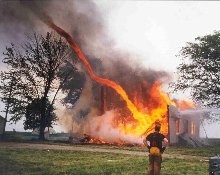 Огненный торнадо 20 фотофактов со всего мира
(23 фото)