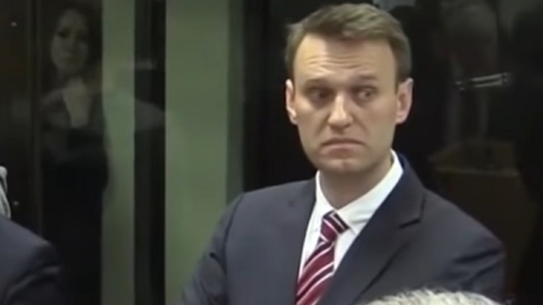 Суд заставил Навального "подавиться" своими заявлениями. Он отказался от утверждения, что Усманов давал взятку Медведеву