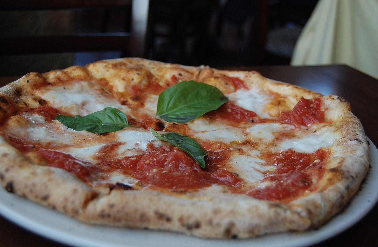 Источник: wikimedia https://commons.wikimedia.org/wiki/File:Pizza_Margherita_stu_spivack.jpg