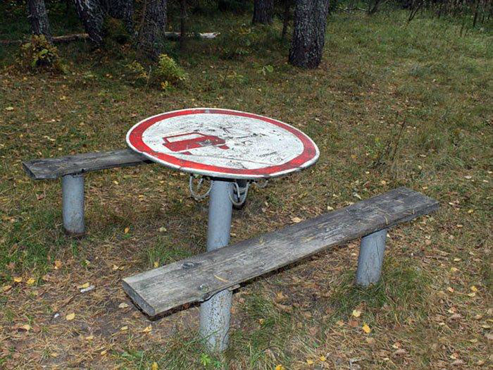Столик из знака. Столик из знака.