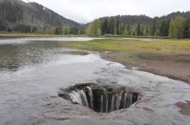 Странные озёра со всего света