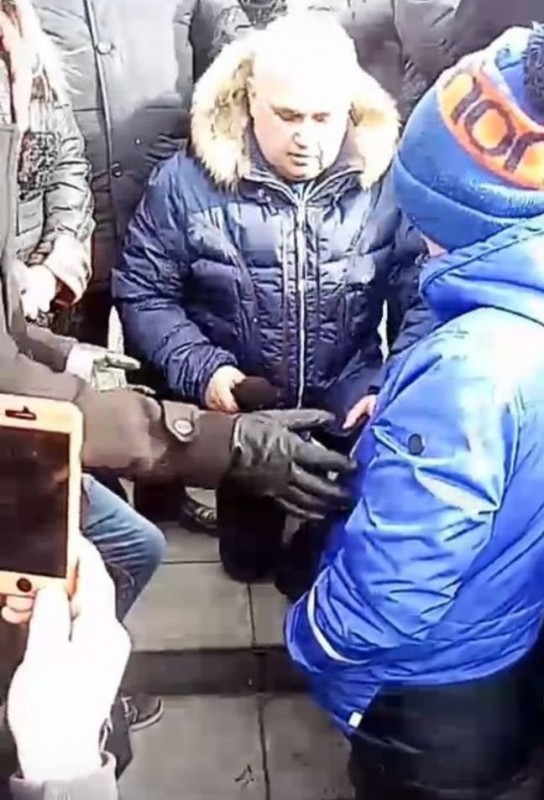 Представитель власти на коленях попросил прощение у кемеровчан