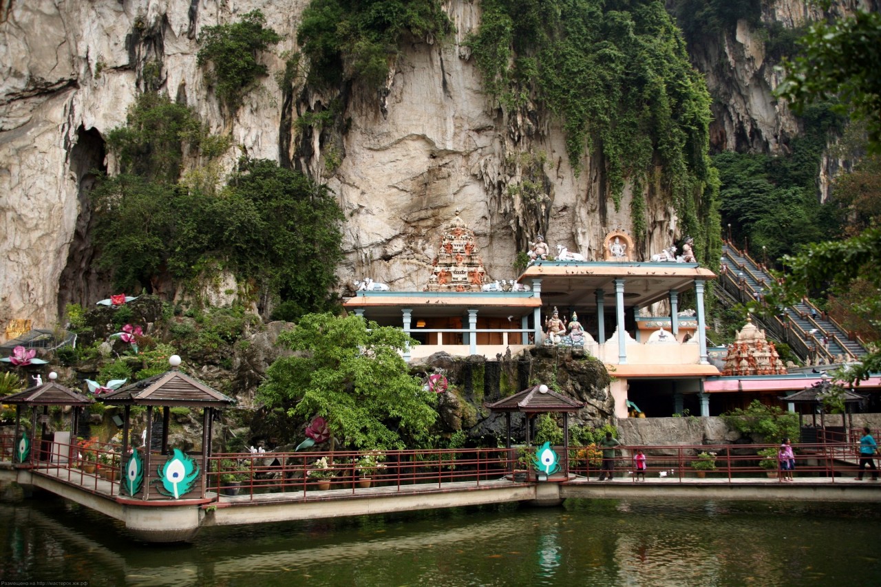 Пещеры Бату Кейвс (Batu Caves). Индонезия. Пещеры Бату Кейвс (Batu Caves). Индонезия.