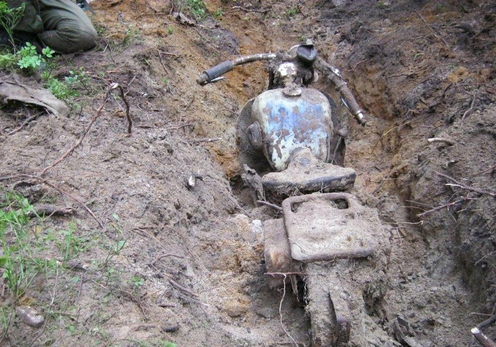 Находка в лесу при помощи металлоискателя (9 фото) Находка в лесу при помощи металлоискателя (9 фото)