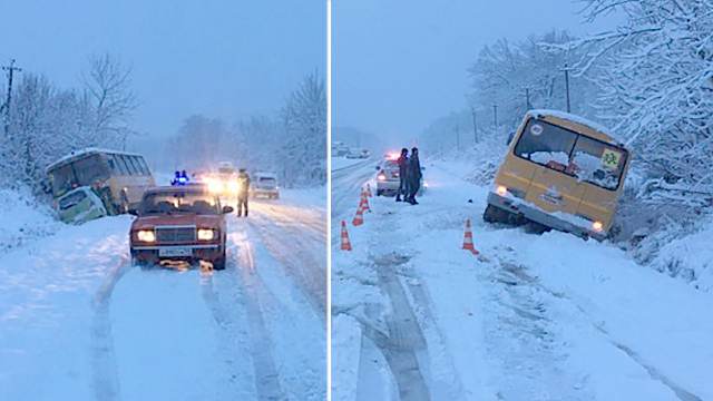 Фото с места ДТП со школьным автобусом на Кубани