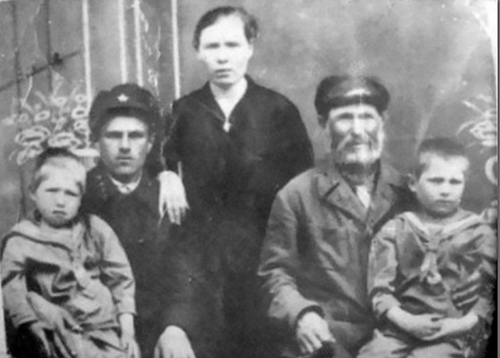 Кузьмич с семьёй. За что получил награду самый пожилой Герой Советского союза, памятник которому стоит в столичном метро