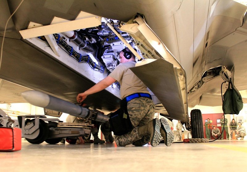 На заводе по сборке F-22