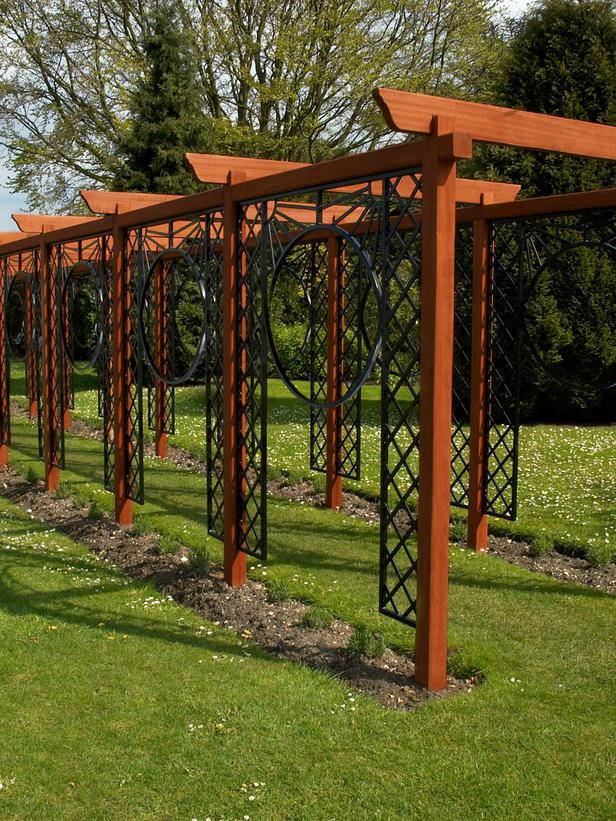 Contrasting Shapes in Modern Pergola Add Interest