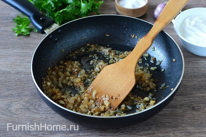 Свиные рулетики в сметанно-луковом соусе