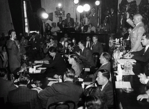 Роберт Тейлор присягает перед Комиссией по расследованию антиамериканской деятельности, 1947