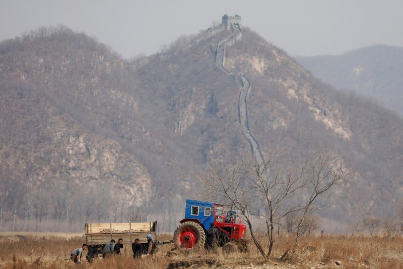 3. Северокорейские фермеры работают в поле на границе, 2 апреля 2017. (Фото Damir Sagolj | Reuters): Тоталитаризм, гранциа, китай, севераня корея