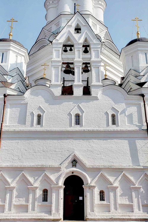 Прогулки по Коломенскому. Храм Усекновения главы Иоанна Предтечи. Голосов овраг. Прогулки по Коломенскому. Храм Усекновения главы Иоанна Предтечи. Голосов овраг.