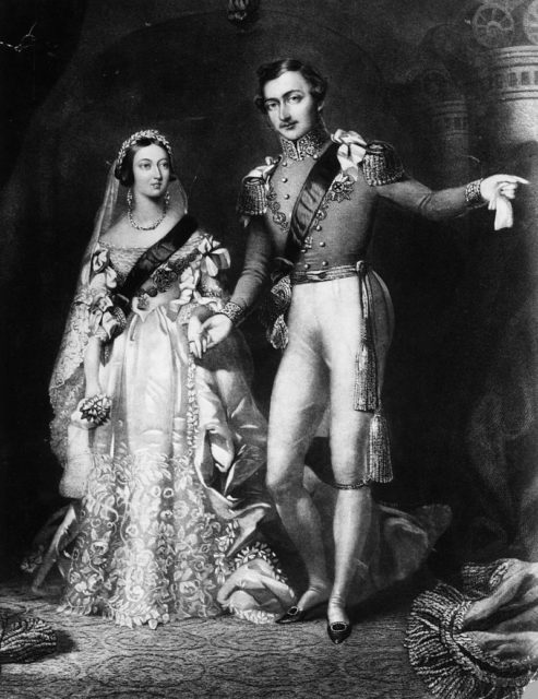 10 февраля 1840 года: королева Виктория (1819 - 1901) и принц Альберт (1819 – 1861), возвращающиеся с церемонии бракосочетания во Дворце Сент - Джеймс. 10 февраля 1840 года: королева Виктория (1819 - 1901) и принц Альберт (1819 – 1861), возвращающиеся с церемонии бракосочетания во Дворце Сент - Джеймс.