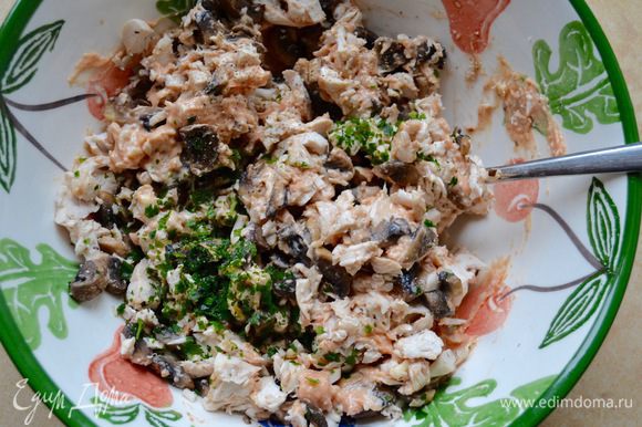 Добавить к сырной массе курицу, грибы и рубленую свежую зелень, любую по вашему вкусу (у меня петрушка). Посолить и поперчить по вкусу начинку! Добавить к сырной массе курицу, грибы и рубленую свежую зелень, любую по вашему вкусу (у меня петрушка). Посолить и поперчить по вкусу начинку!