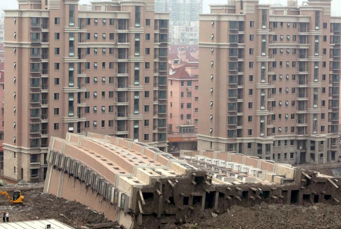 Падения многоэтажного жилого дома. Падения многоэтажного жилого дома.