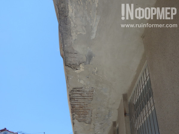 Фоторепортаж «ИНФОРМЕРа»: кто в ответе за разрушающиеся дома Севастополя? Фоторепортаж «ИНФОРМЕРа»: кто в ответе за разрушающиеся дома Севастополя?
