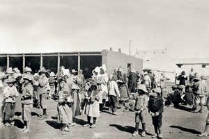 Вот так обращалась демократичная британская администрация с бурами – всех сгоняли в концлагеря. Фото 1901 года