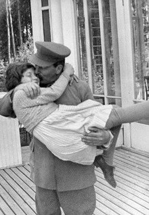 Трагедия семьи Сталина. Что стало с детьми и женами вождя Трагедия семьи Сталина. Что стало с детьми и женами вождя