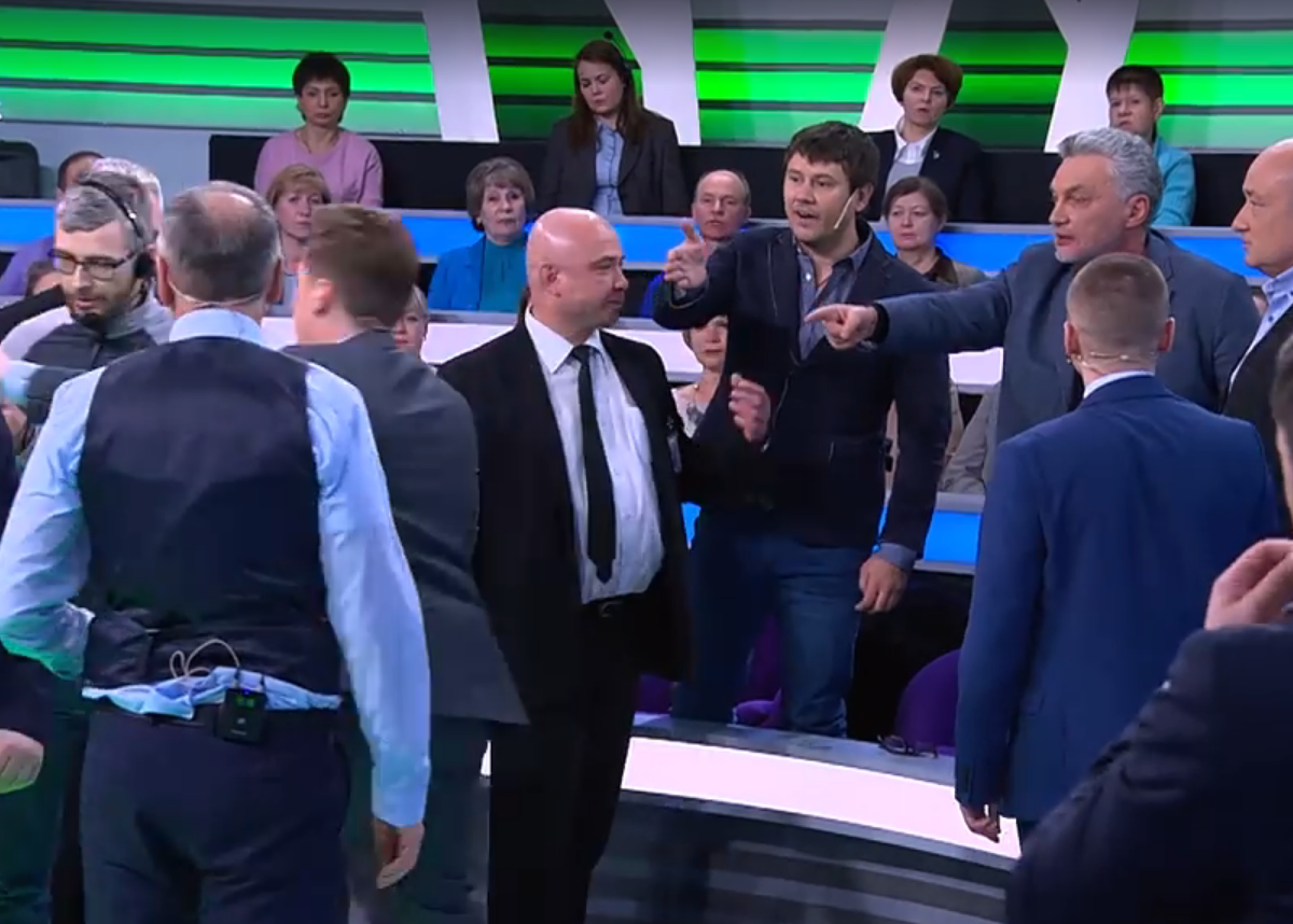 После фашистского приветствия в эфире НТВ началась потасовка После фашистского приветствия в эфире НТВ началась потасовка