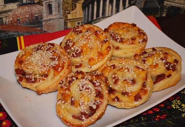 Слойки с колбасой и сыром