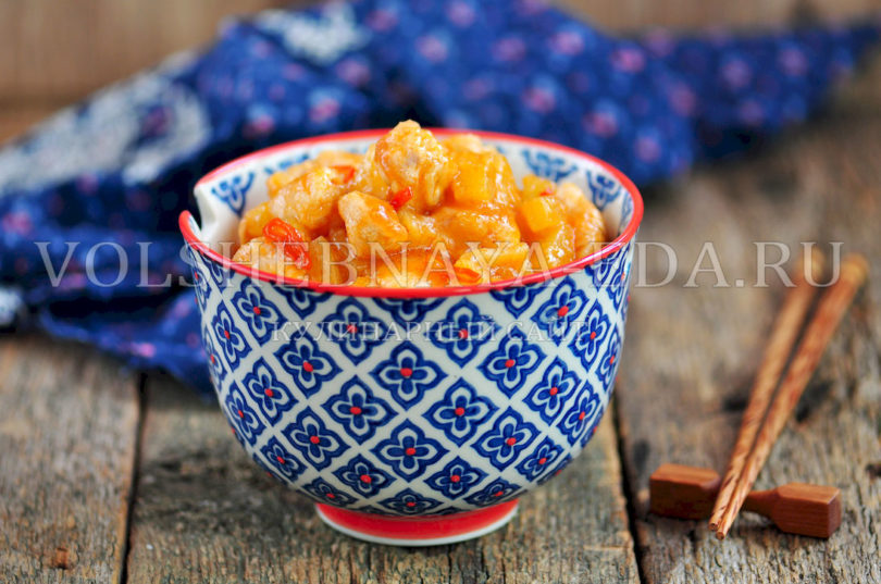 курица с ананасами китайская кухня. original. курица с ананасами китайская кухня фото. курица с ананасами китайская кухня-original. картинка курица с ананасами китайская кухня. картинка original. Китайская кухня – это симбиоз вековых традиций, символов гармонии и природной энергии. В древности статус поваров приравнивался к государственным чиновникам, а некоторые кулинарные мастера достигали невиданных политических высот, только благодаря своему таланту невероятно вкусно готовить. Самые известные блюда Поднебесной – утка по-пекински, жареный рис, столетнее яйцо, черепаховый суп и, конечно же, курица по китайски в кисло сладком соусе. Более 5 тысяч лет такая пища была доступна только императорам. Существовал даже государственный закон, определяющий, кто имел право пробовать определенные сорта мяса. В случае нарушения, виновник карался жестоко – смертная казнь.