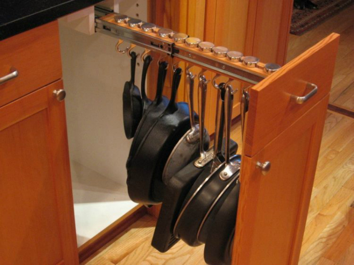 Выдвижная система для хранения сковородок.