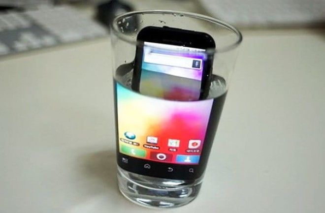Magnify Your Phone's Screen By Putting It In A Glass Of Water Magnify Your Phone