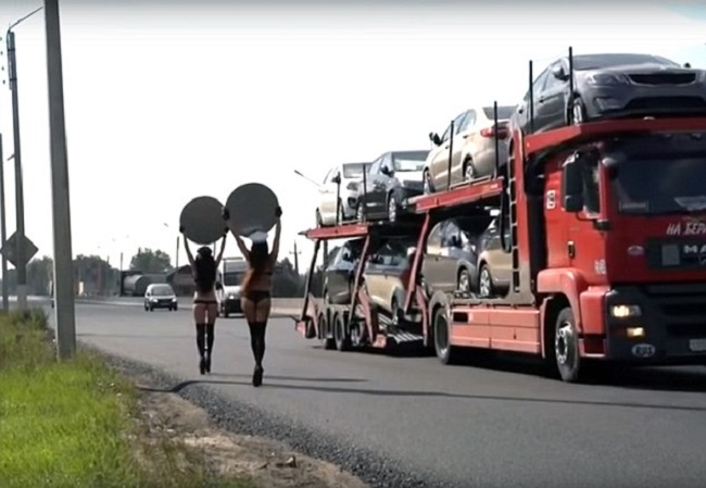 Ради безопасности на дорогах пришлось даже раздеться... Ради безопасности на дорогах пришлось даже раздеться...