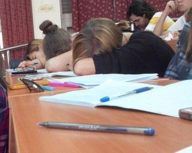 16 фото о том, чем занимаются современные студенты на парах
