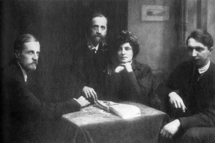 Д. Философов, Д. Мережковский, З. Гиппиус и В. Злобин, 1920 г. | Фото: epochtimes.ru За гранью общественной морали -- сложные любовные многоугольники эпохи Серебряного века